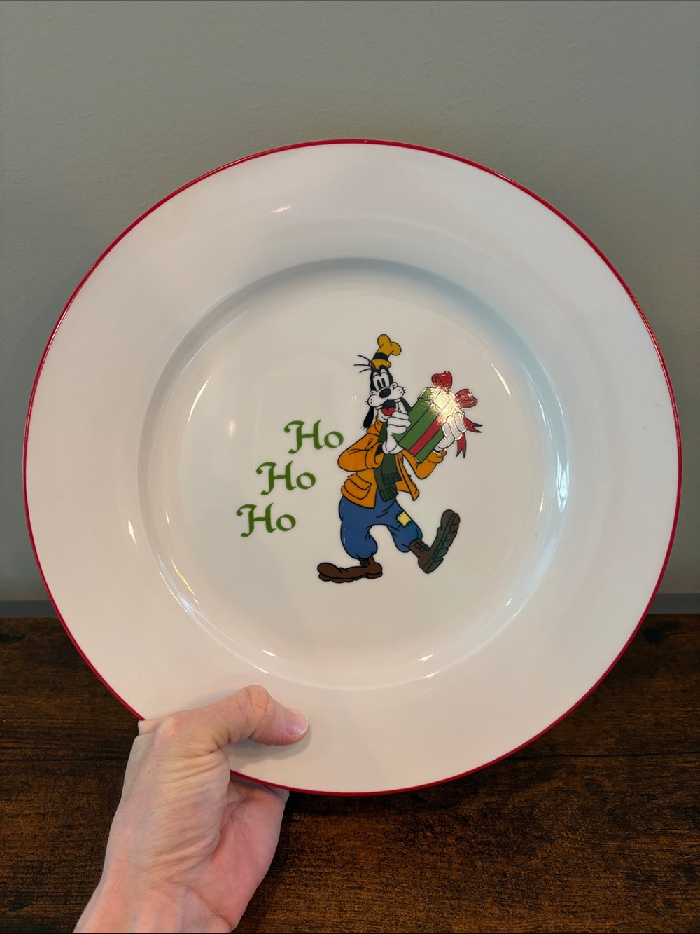 Mickey's Vintage Holiday Festive Goofy Holiday Dinner Plate Ho, Ho, Ho Christmas